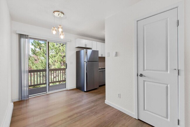 Foto del edificio - Students Welcome! Updated 2 Bedroom 1 Bath near Foothills Mall