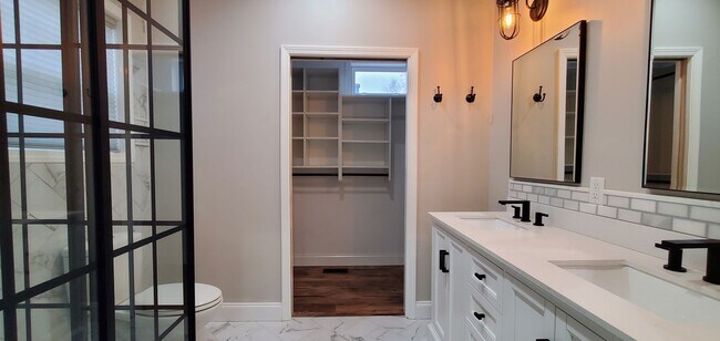 Foto del edificio - 4-bedroom 3-bathroom home minutes to Downt...