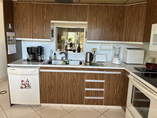 Foto del edificio - 2304 Lucaya Ln