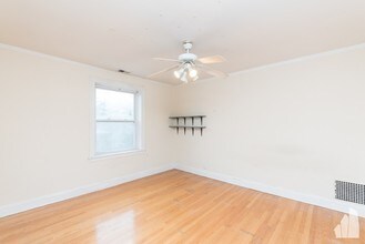 Building Photo - 4921 N Hermitage Ave