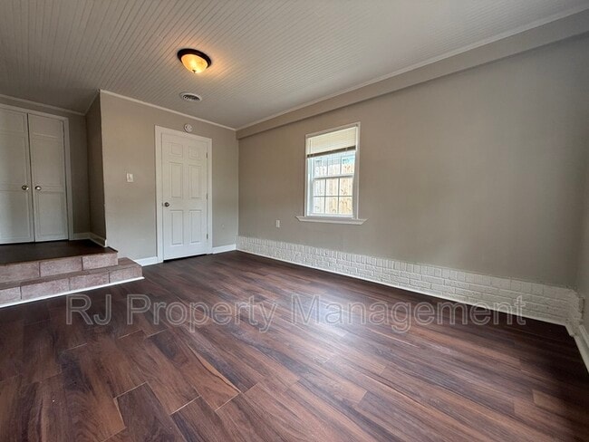 Building Photo - 3215 Barron Ave