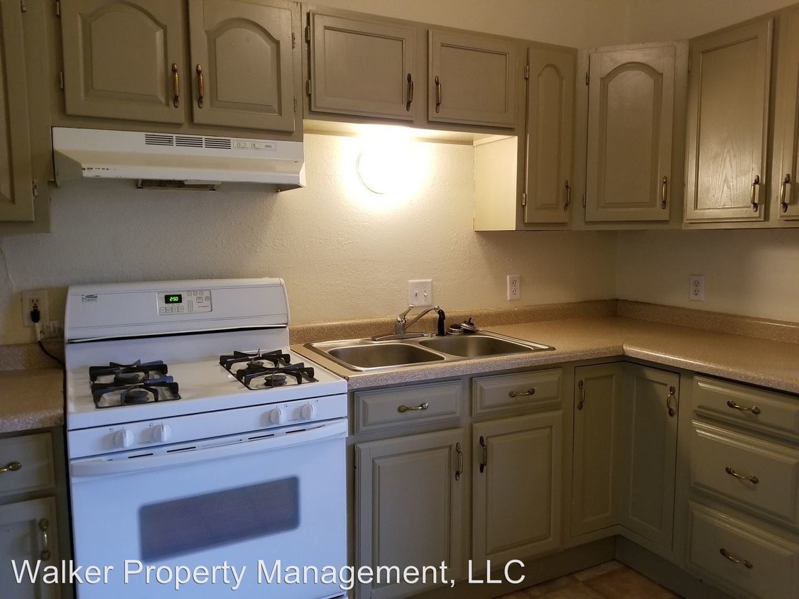 338 N High St, Janesville, WI 53548 Room for Rent in Janesville, WI