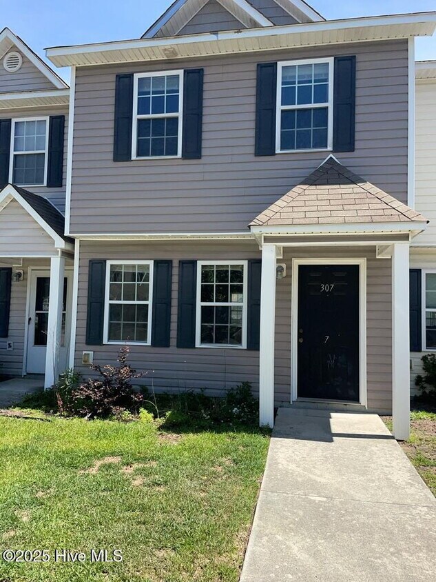 Foto principal - Charming 2 Bedroom Townhouse