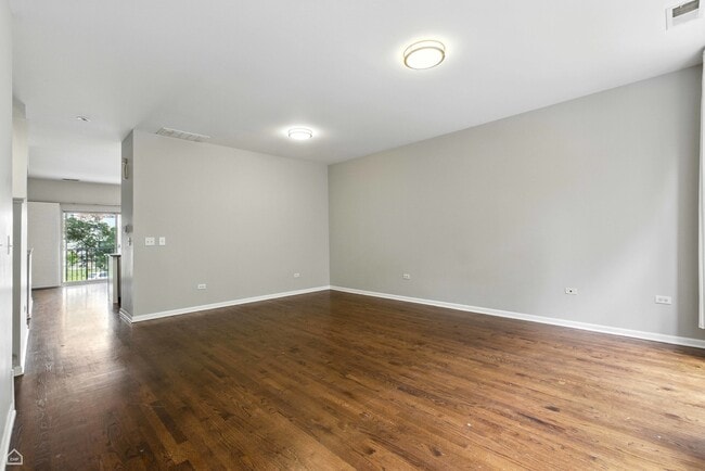 Building Photo - 346 E 25th Pl