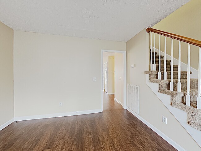 Building Photo - 280 Iris Dr