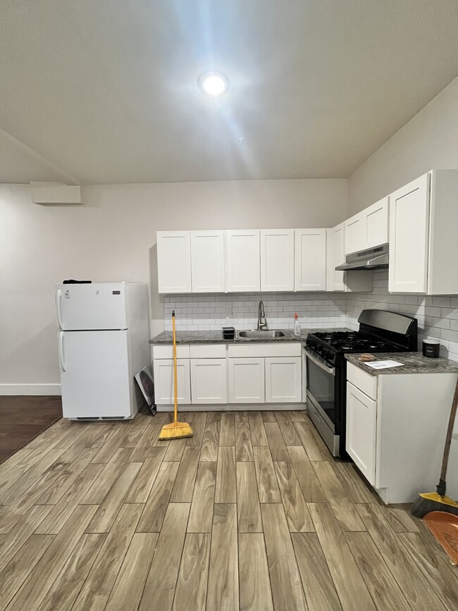 Building Photo - 206 Bayview Ave