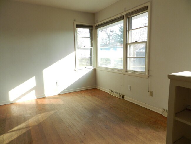 Building Photo - 900 Pflaum Rd