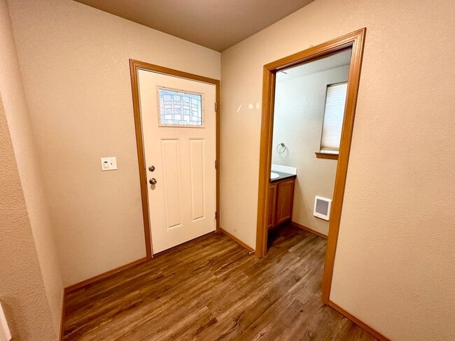 Building Photo - Updated Townhouse in Ellenbsurg