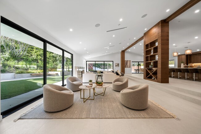 Building Photo - 16105 Clear Oak Dr