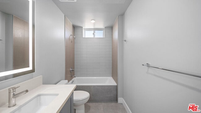 Building Photo - 927 Fedora St