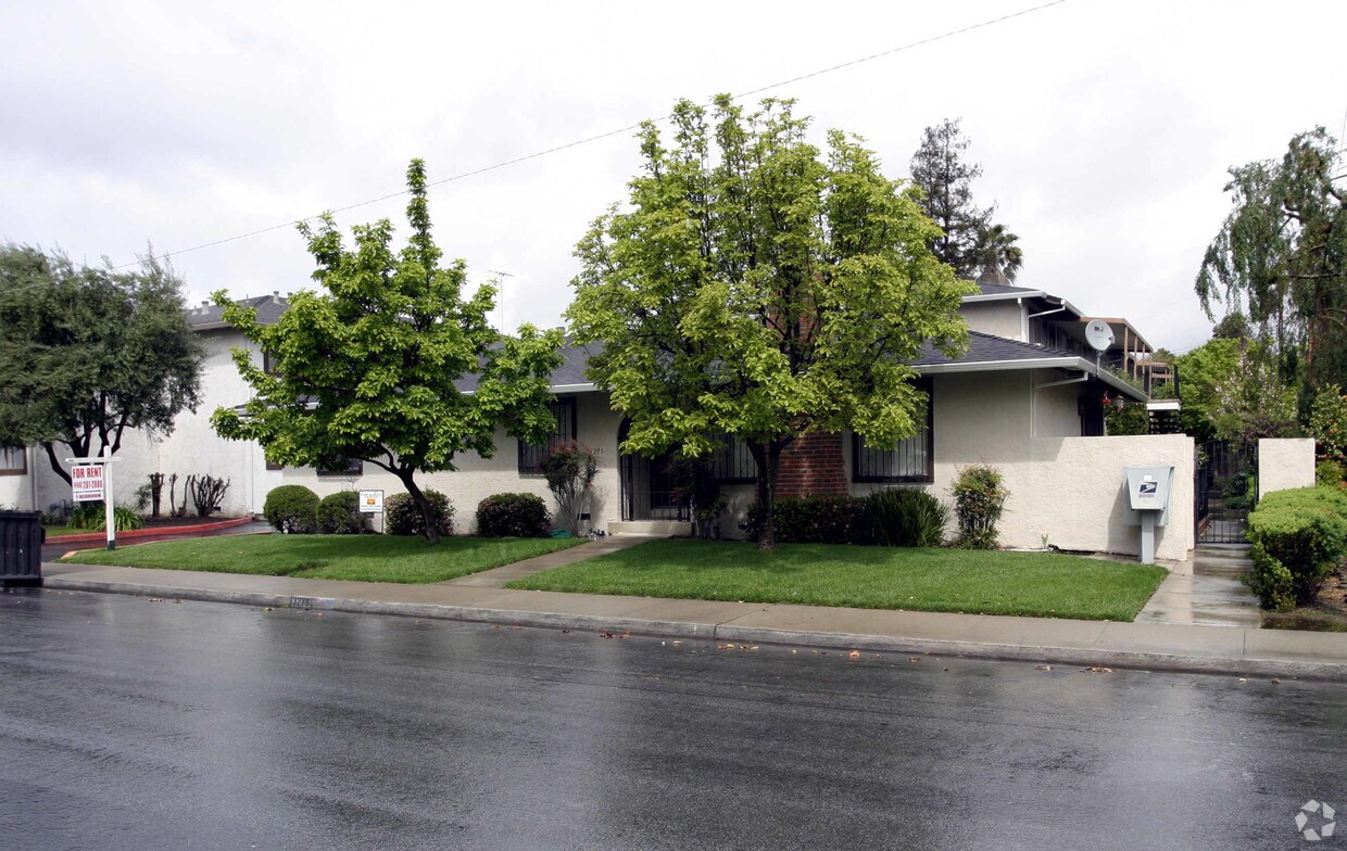 Building Photo - 3275 Brookdale Dr