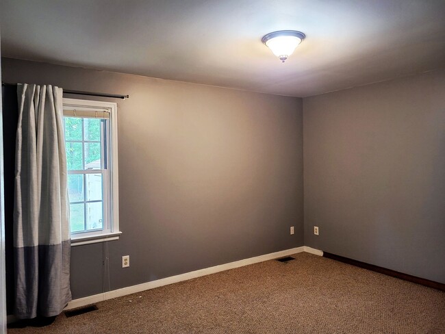 Building Photo - Spacious 3 bedroom 2 bath rancher availabl...