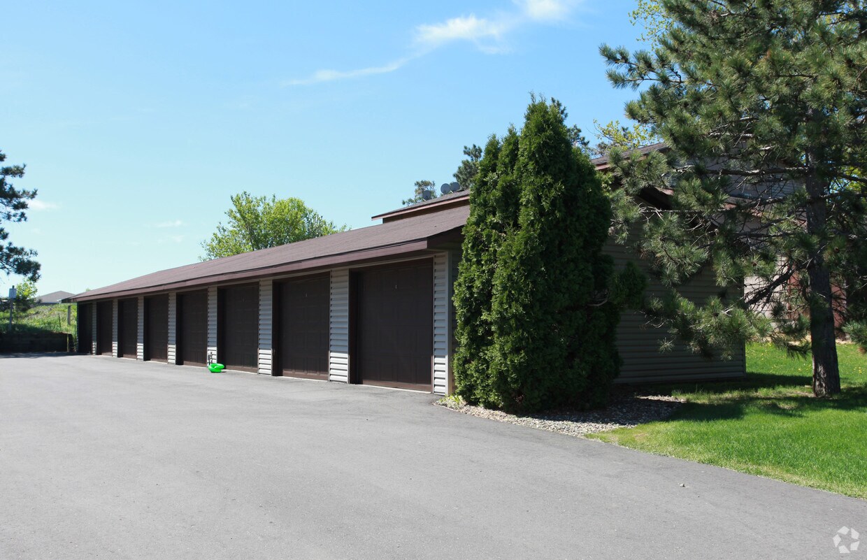 Building Photo - 1616 Pinewood Ln