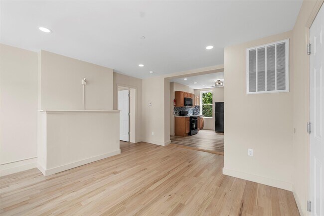 Building Photo - 135 3rd St