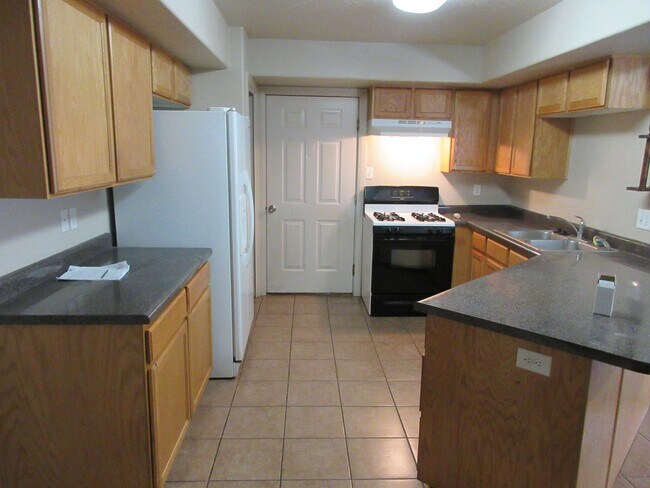 Foto del edificio - 7 bedroom, 3 bathroom twin home