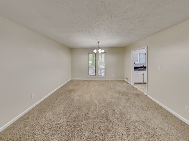 Building Photo - Spacious Home on Private Lot!