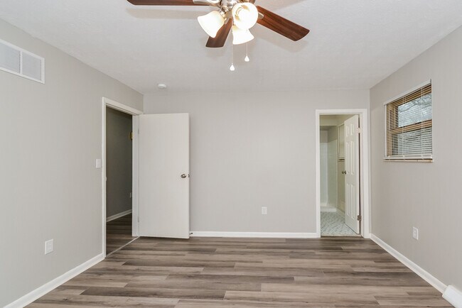 Foto del edificio - 8505 Goldfinch Way