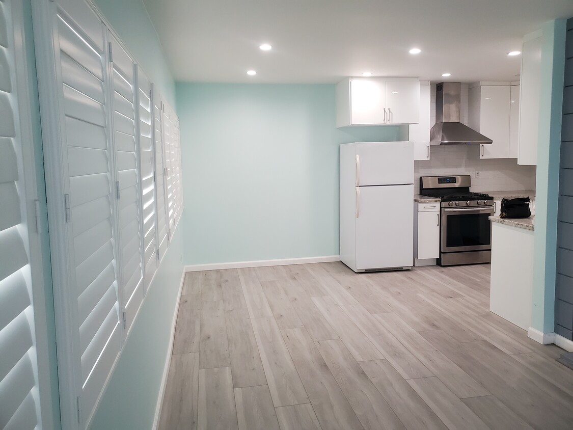 Spacious living room, updated kitchen - 12850 Moorpark St