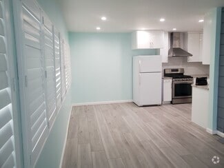 Building Photo - 12850 Moorpark St