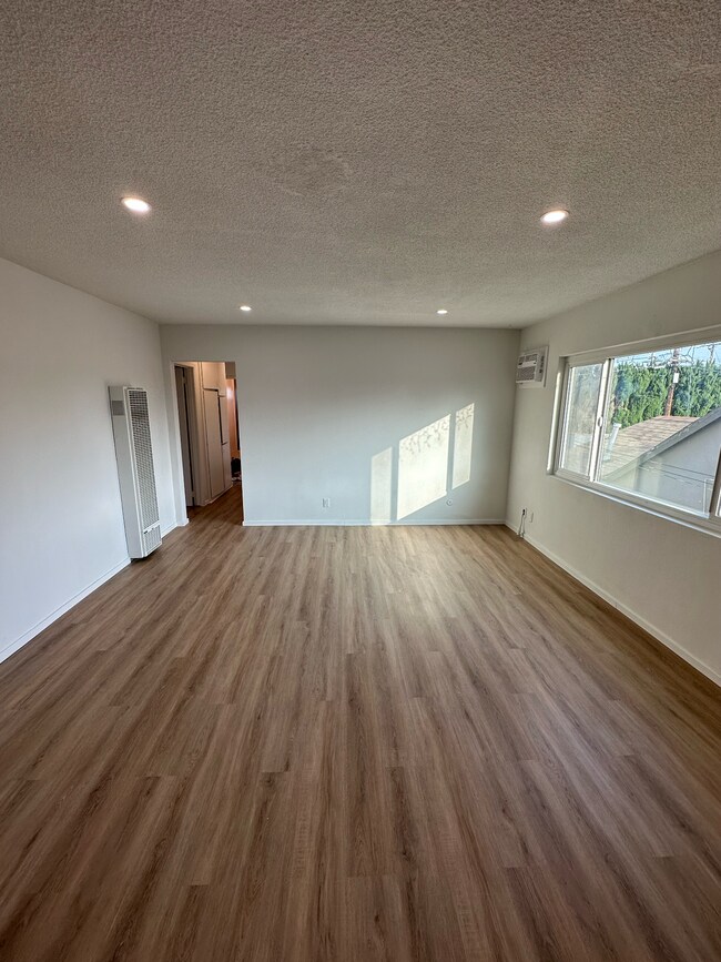 Building Photo - 2530 Carmona Ave