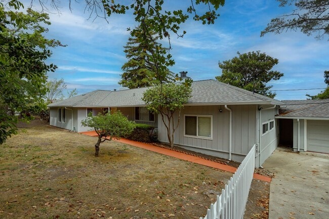 Foto del edificio - 3 Bed / 3 Bath + Bonus room pet friendly M...