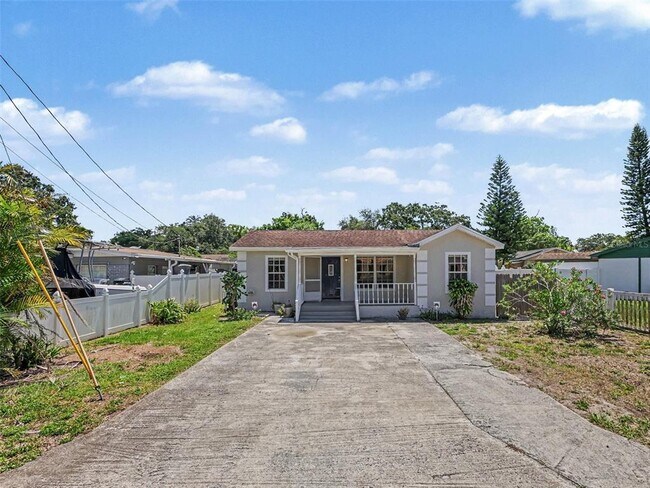 Foto del edificio - 5105 Rohn Ave N