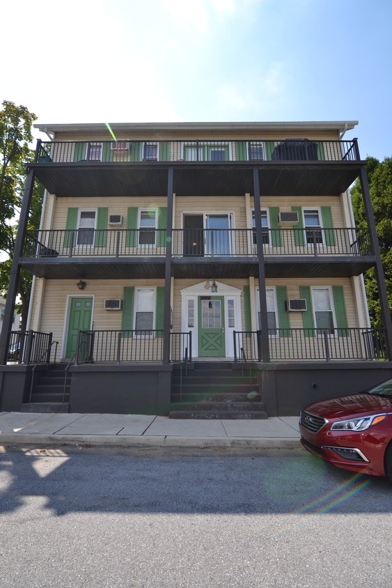 702 2nd St, Whitehall, PA 18052 Apartments in Whitehall, PA