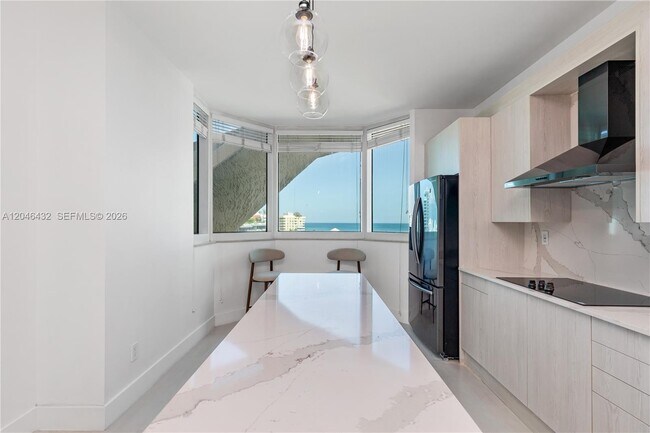 Foto del edificio - 300 S Pointe Dr