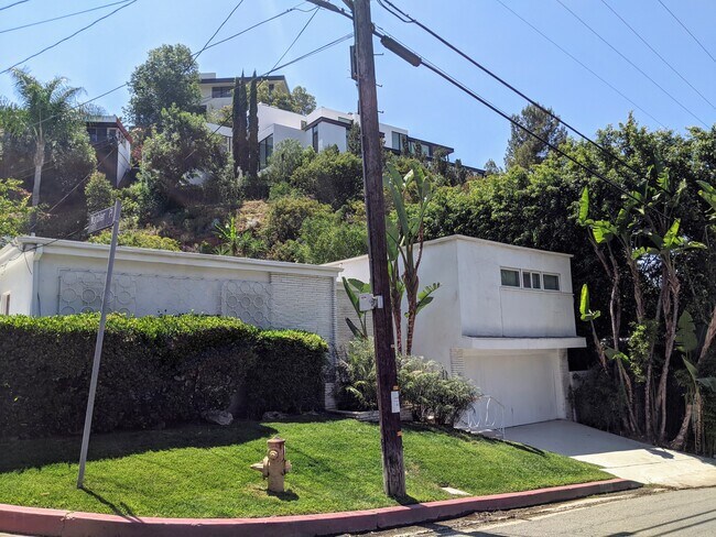 Foto del edificio - 1484 N Doheny Dr