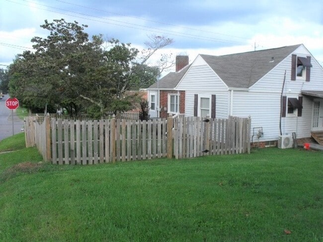 Building Photo - THIS COULD BE YOUR NEW HOME, BUSINESS, OR BOTH!