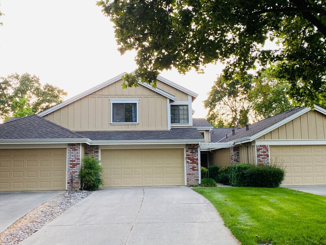 Foto principal - Danville Brookview Duet Townhouse 4 Br., 2...