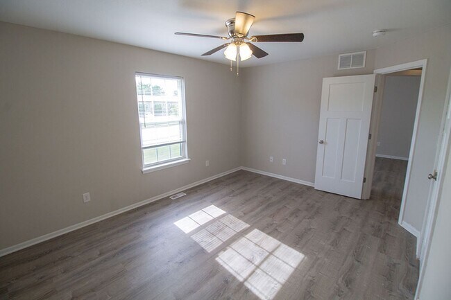 Building Photo - 1401-1403 Bodie Dr