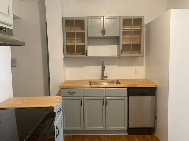 Building Photo - 393 Douglass St