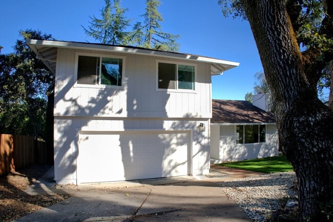 Foto del edificio - 604 Los Olivos Rd