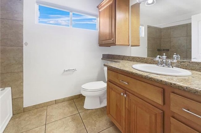 Shared Full Bathroom - 40 Caddy Cir