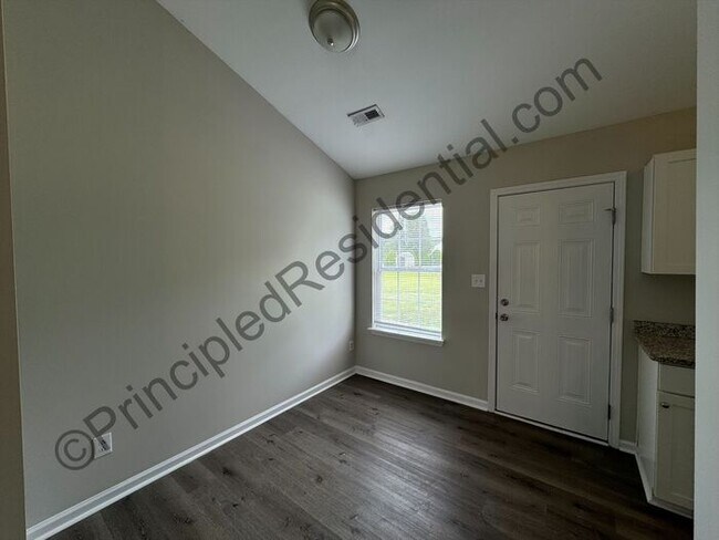 Building Photo - Charming 3 bedroom 2 bathroom home in Char...