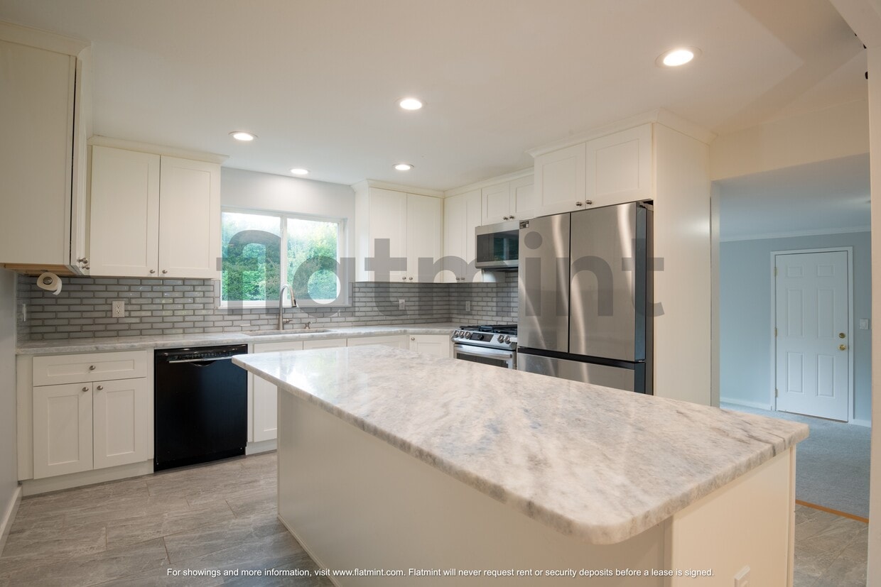 Photo - 7037 NE 137th St (Kirkland, WA)