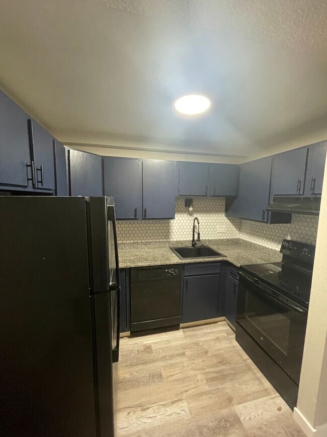 Foto del edificio - Beautifully Just Renovated End Unit Apartm...