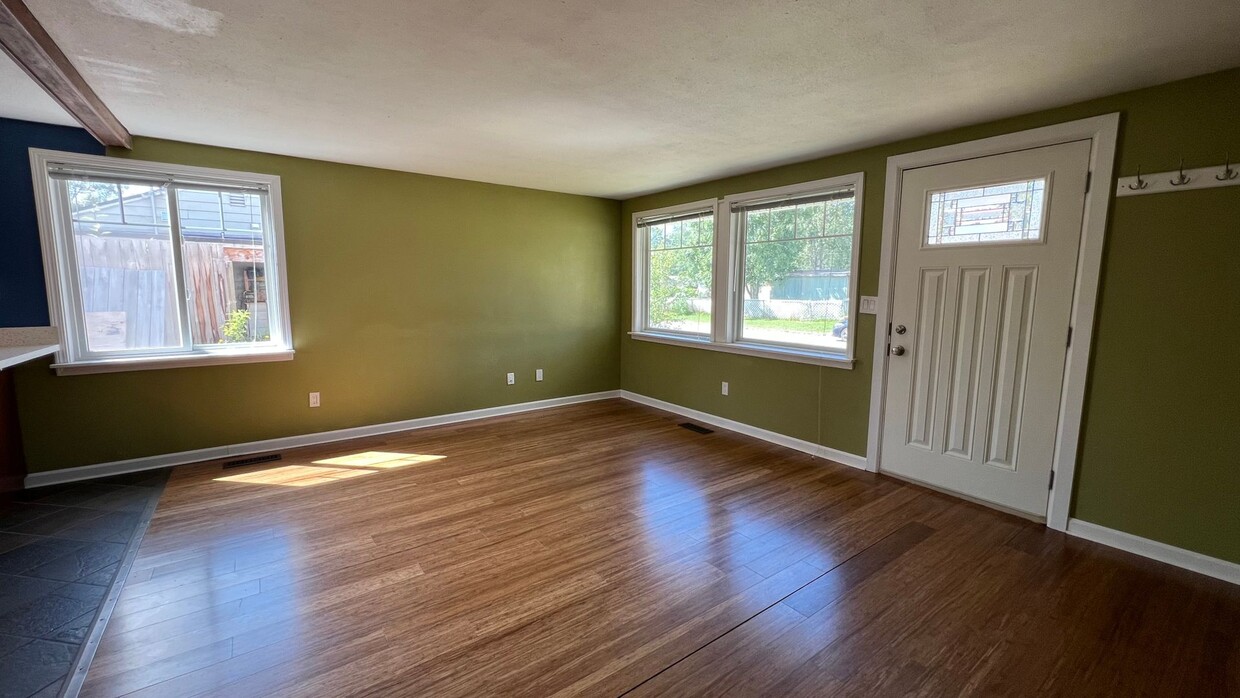 Foto principal - Super Cute 2 Bed, 1 bath, Ranch House in N...