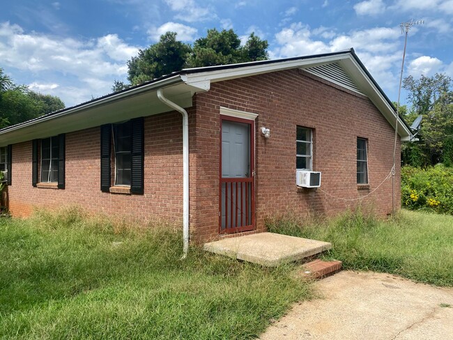 Building Photo - 123 Oak Ave.