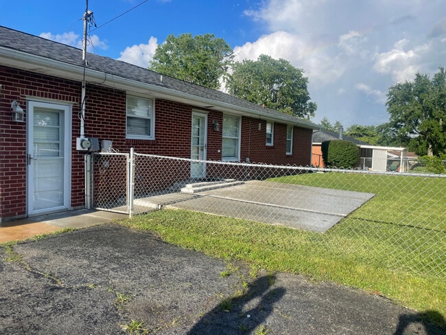 Building Photo - 208 General Roberts Dr