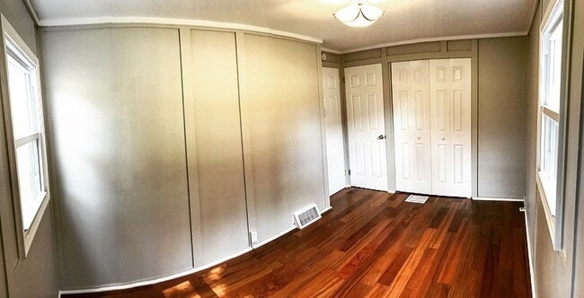 Building Photo - Quiet 3 BR, 1.5 Bath Woodland Home in Monr...
