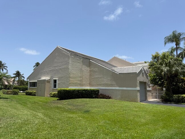Building Photo - 225 N Lakeshore Dr