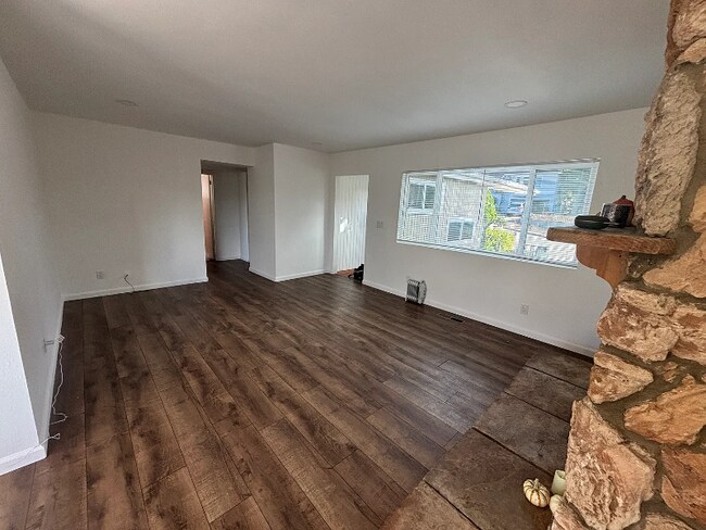 Foto del edificio - 118 W 8th Ave