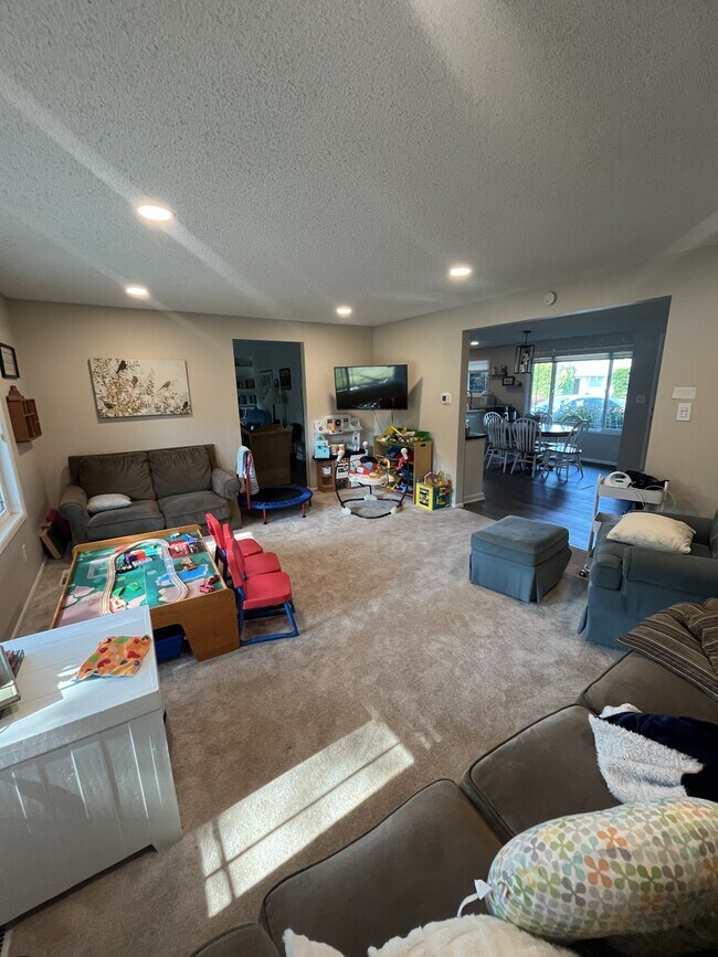 Building Photo - 841 Garden Dr