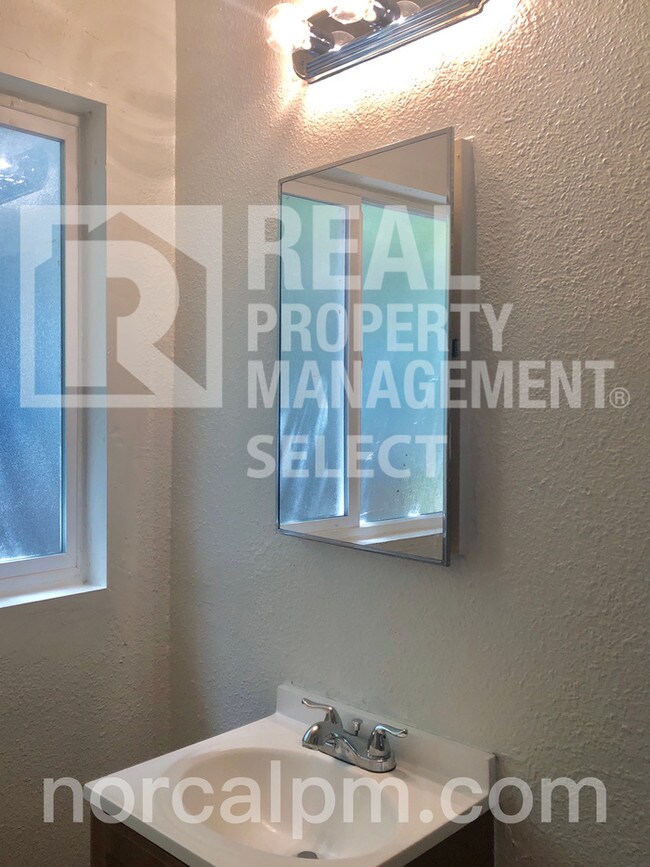 Building Photo - Great 2 bed 1bath duplex