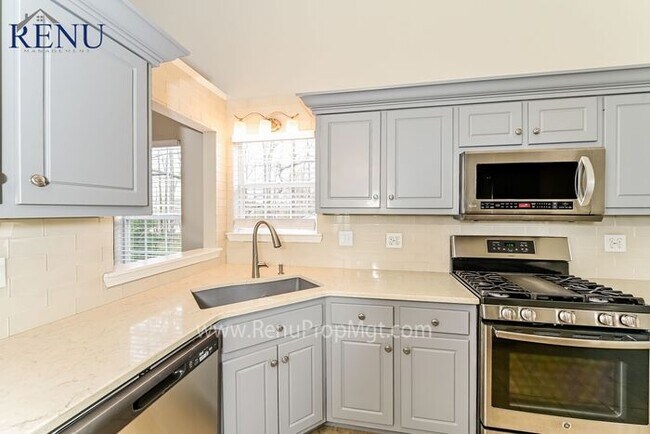 Building Photo - Now Available! 5 Bedroom 3 Bath!