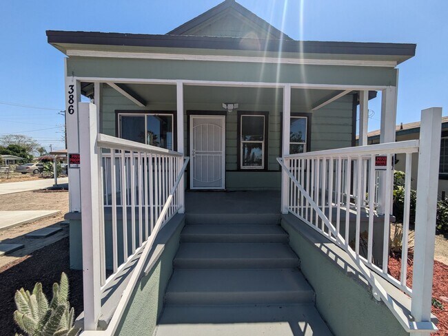 Foto del edificio - Bright & Clean 2 Bed | 1 Bath Home With a separate Den– 906 Sq. Ft. with Private Parking! Now Ava...