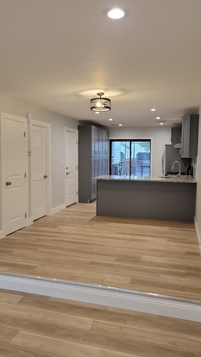 Foto del edificio - 1361 Thomas Ave