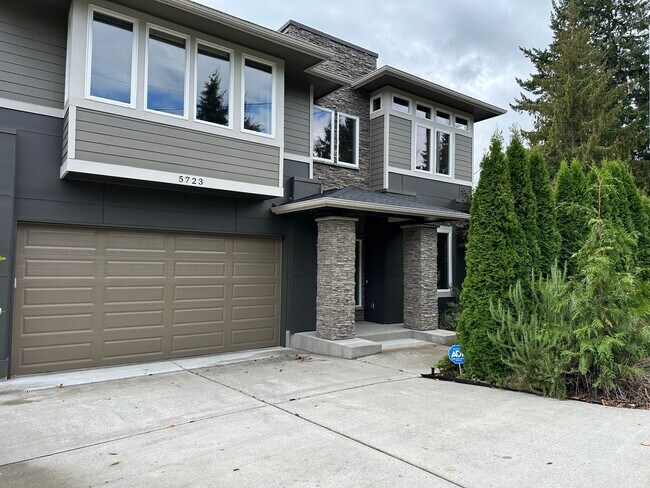 Foto del edificio - Beautiful 4 bedroom Kenmore Home with Ever...